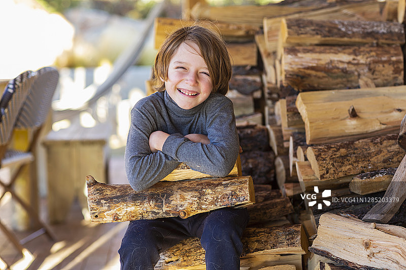 搬运木柴的小男孩图片素材