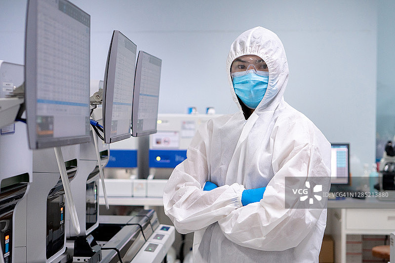 女科学家触摸触摸屏，进行带有计算机设备的血液测试。图片素材