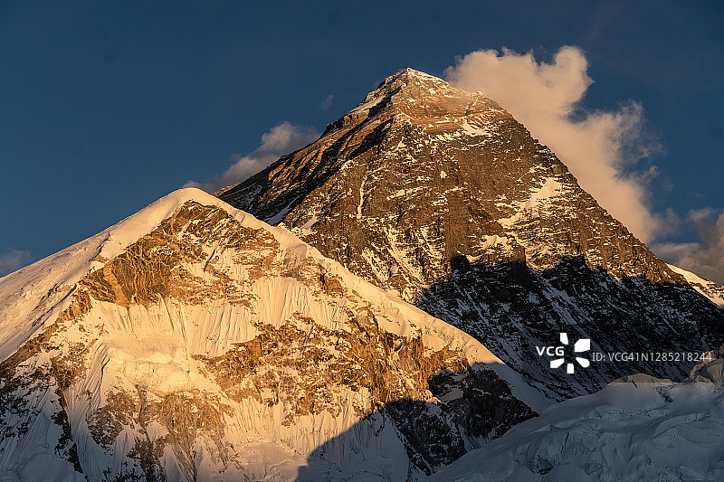 尼泊尔喜马拉雅山珠峰壮丽日落图片素材