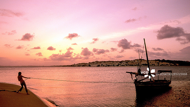 肯尼亚日落时分的单桅三角帆船图片素材