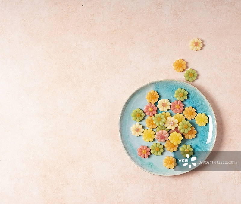 桃色背景上的花朵软糖图片素材