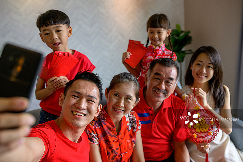 春节家庭团聚自拍图片素材