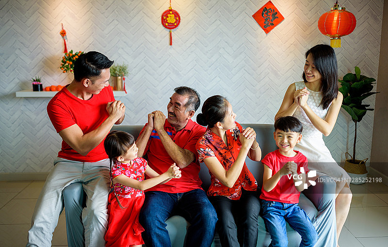中国新年期间拥抱庆祝的亚洲家庭图片素材
