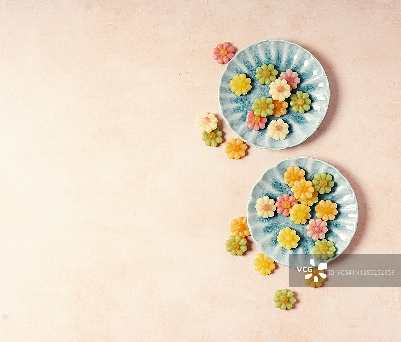 桃色背景上的花朵软糖图片素材