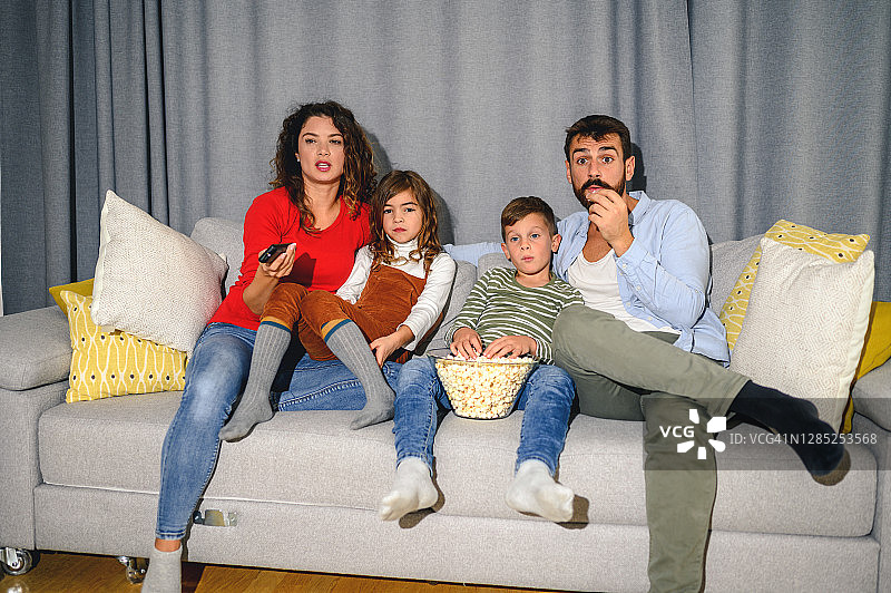 一家人在家看电视吃爆米花图片素材