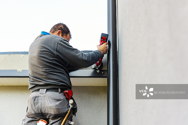 屋顶建筑工人图片素材
