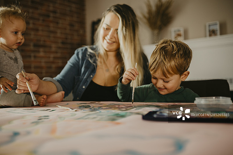 母亲和儿子一起画画图片素材