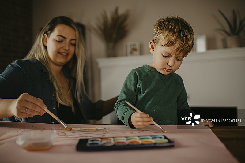 母亲和儿子一起画画图片素材