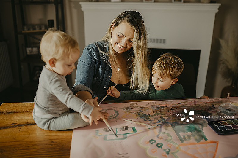 母亲和儿子一起画画图片素材