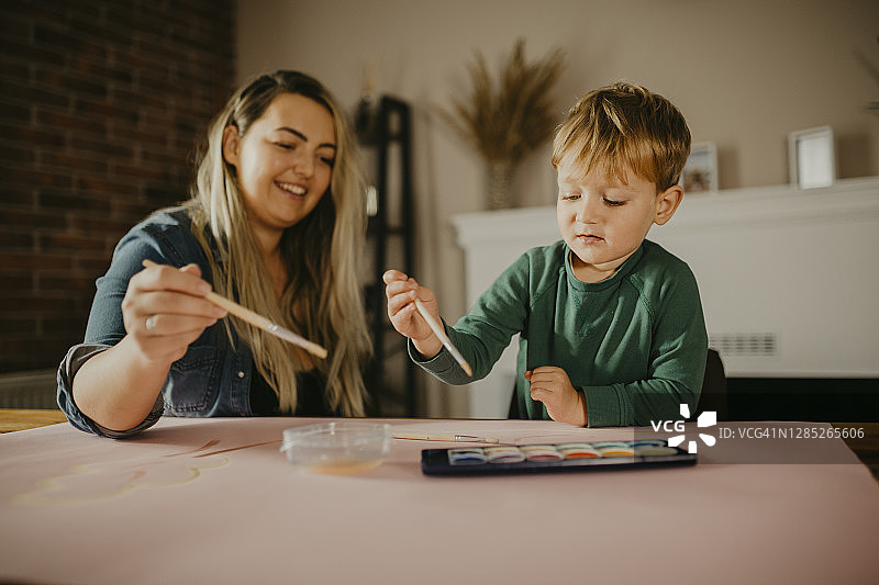 母亲和儿子一起画画图片素材