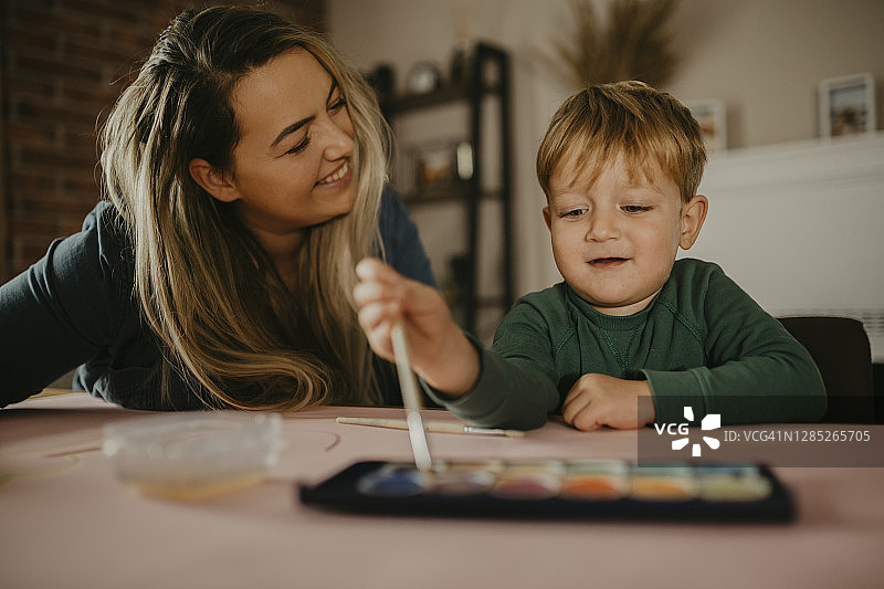 母亲和儿子一起画画图片素材