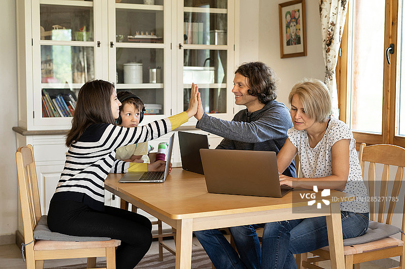 在家玩电脑游戏时击掌图片素材