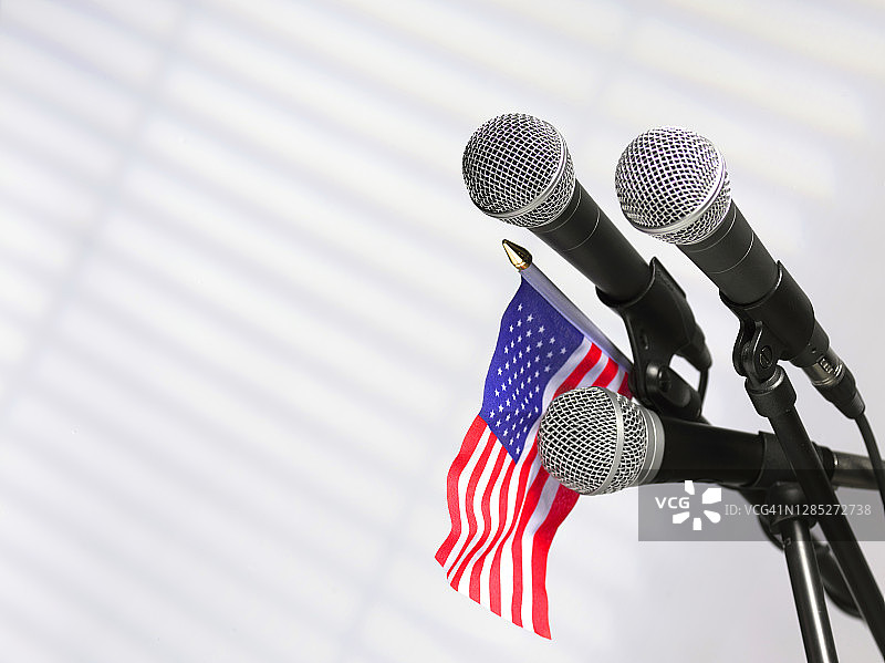 带有美国国旗的新闻发布会麦克风图片素材