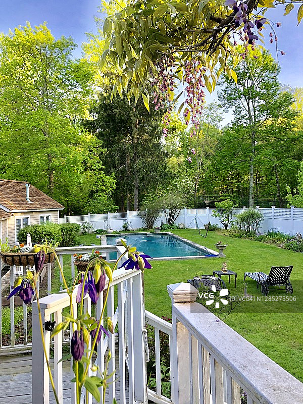 美丽的花园休闲场所图片素材