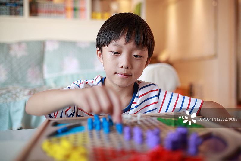 孩子玩中国跳棋图片素材