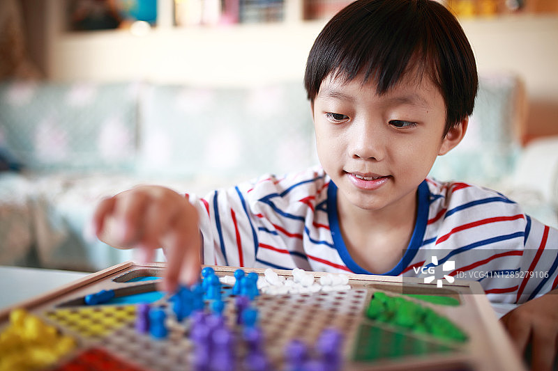 孩子玩中国跳棋图片素材