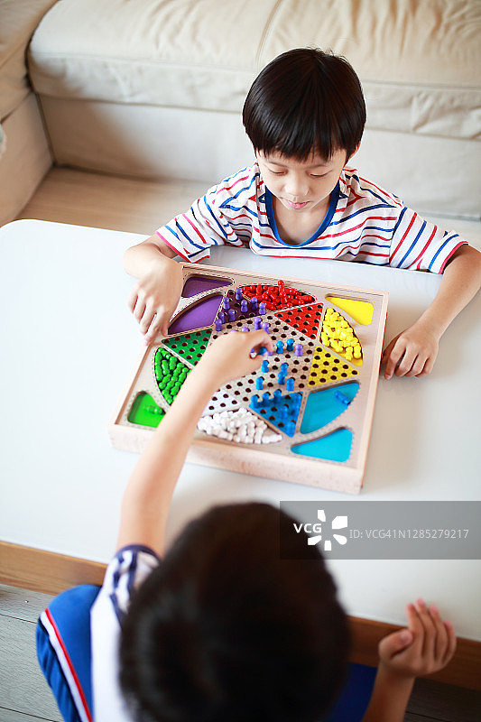 孩子玩中国跳棋图片素材