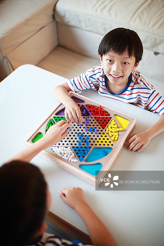 孩子玩中国跳棋图片素材