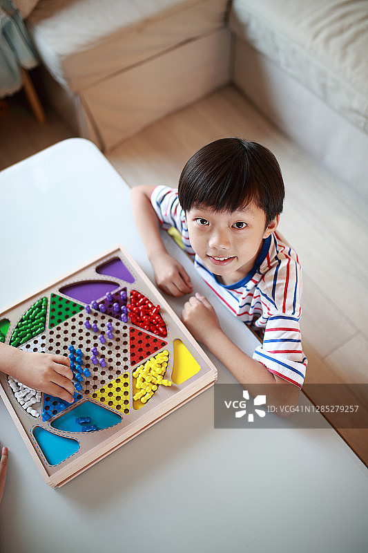 孩子玩中国跳棋图片素材