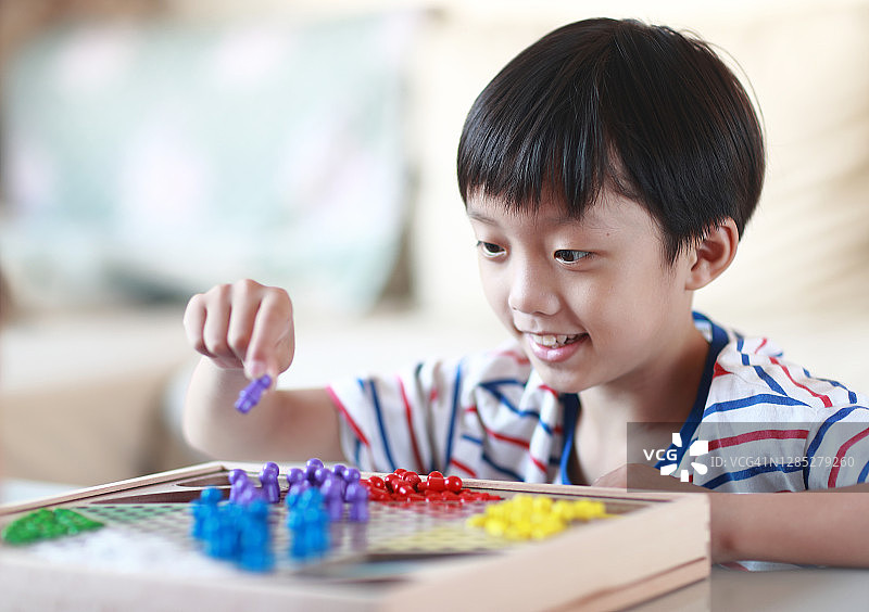 孩子玩中国跳棋图片素材