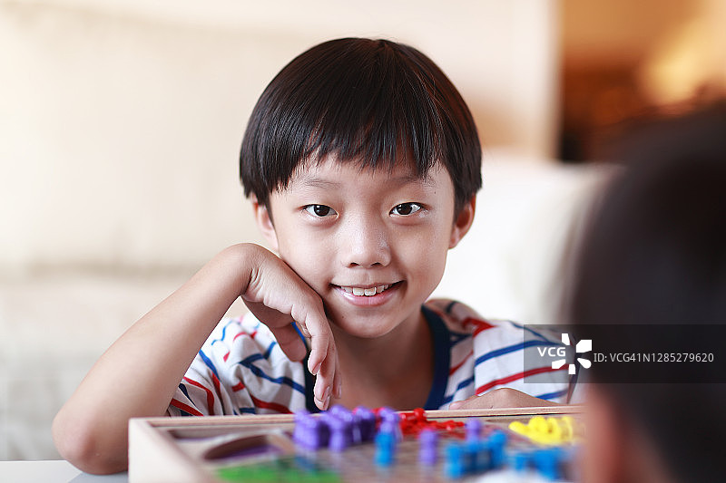 孩子玩中国跳棋图片素材