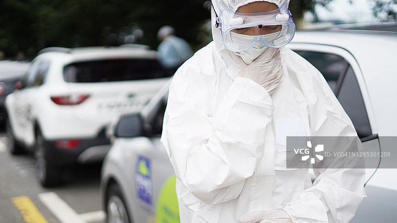 疲惫的医务人员手托下巴。压力大、精疲力竭和担忧的概念图片素材