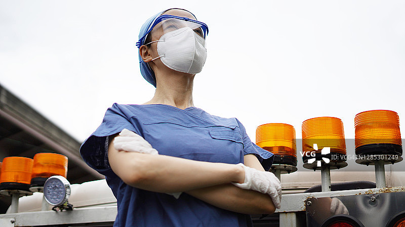 自信的医生户外站立，双手交叉图片素材