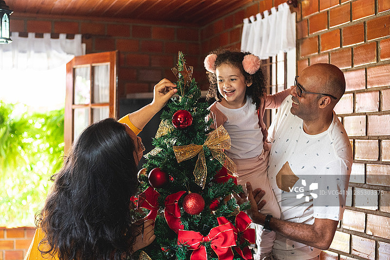 快乐的一家人装饰圣诞树图片素材
