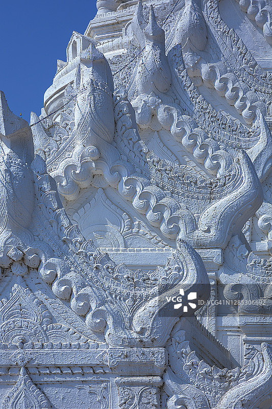 蓝色天空下的石灰石辛比梅宝塔特写图片素材