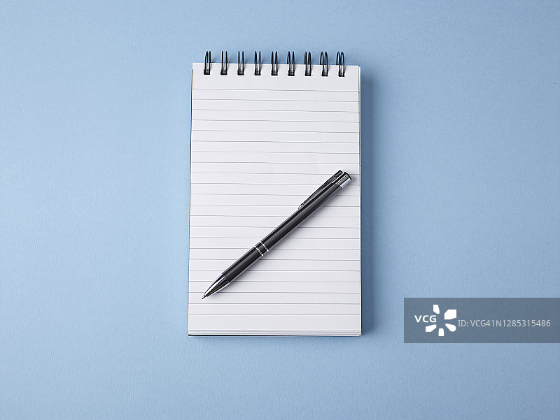 蓝色背景上的带笔内衬垫图片素材