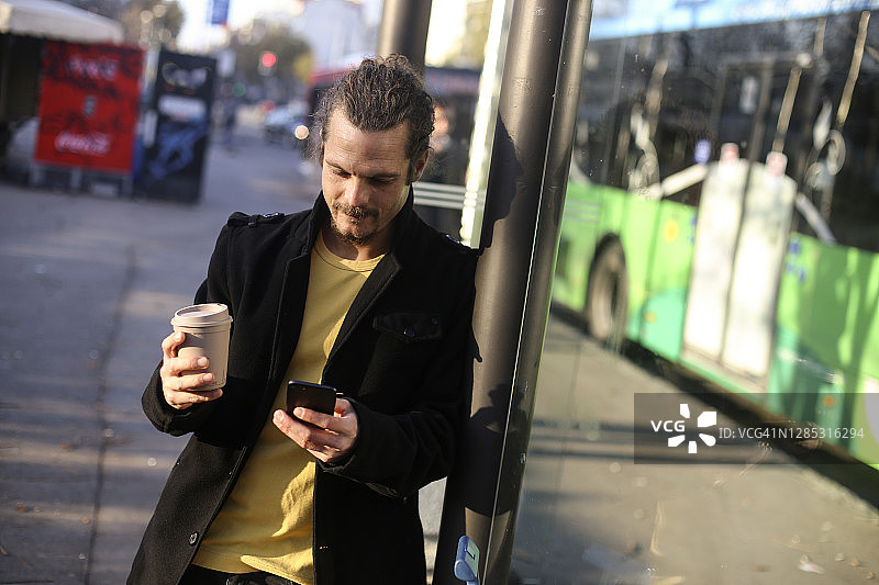 男人在等公共汽车图片素材