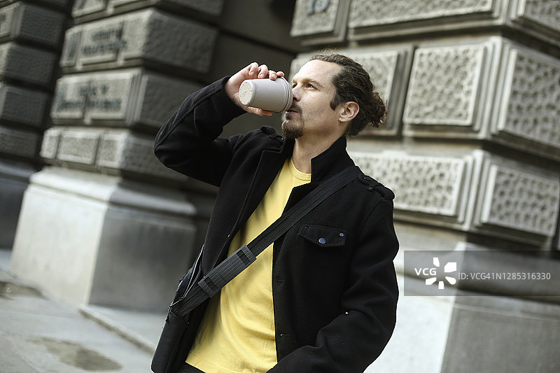 喝咖啡的西班牙裔男人图片素材