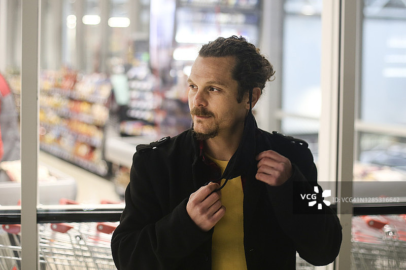 男人在疫情期间购物图片素材