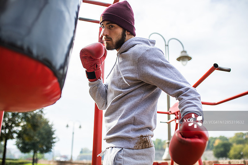 在恶劣天气中锻炼图片素材
