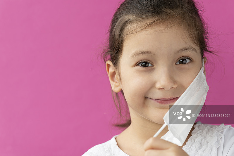 女孩摘下面罩图片素材