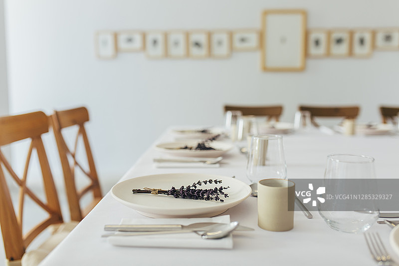 特殊场合的餐桌装饰图片素材