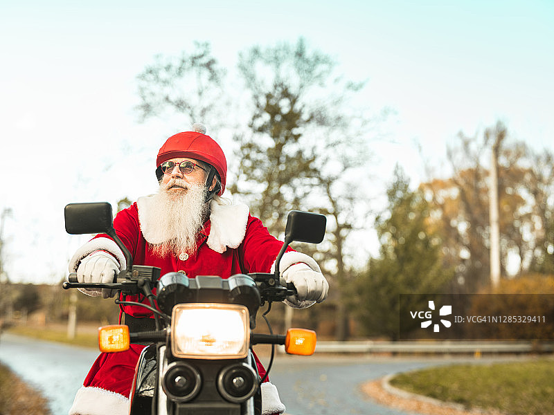 骑摩托车的圣诞老人图片素材