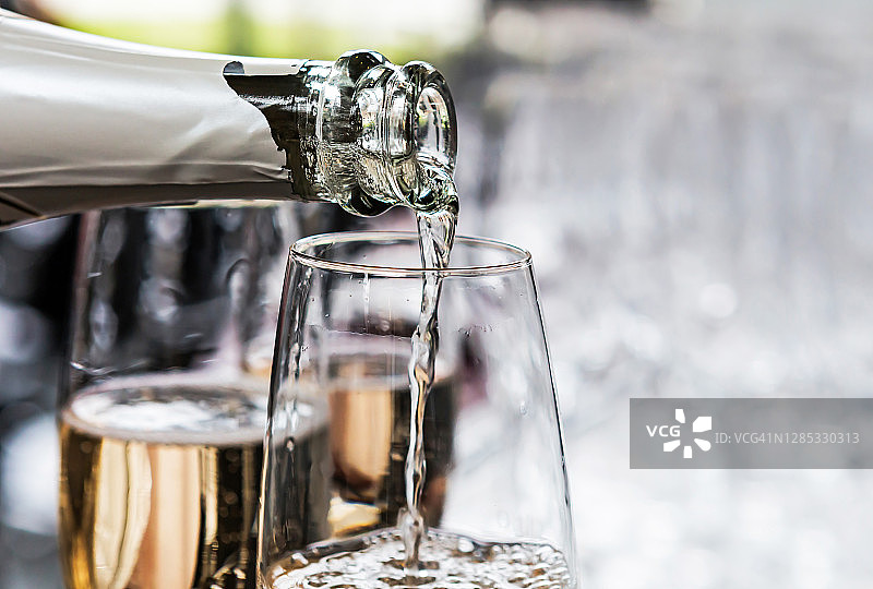 将起泡酒倒入玻璃杯中图片素材