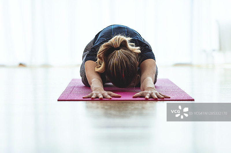 放松的儿童姿势图片素材