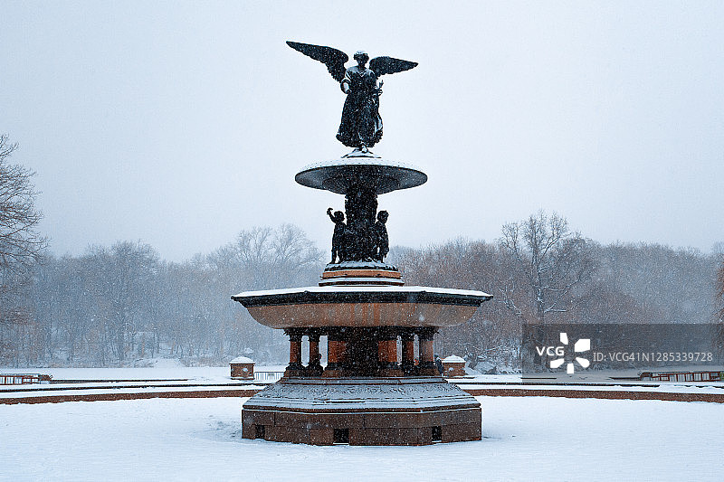 纽约市中央公园贝塞斯达喷泉的雪景冬日图片素材
