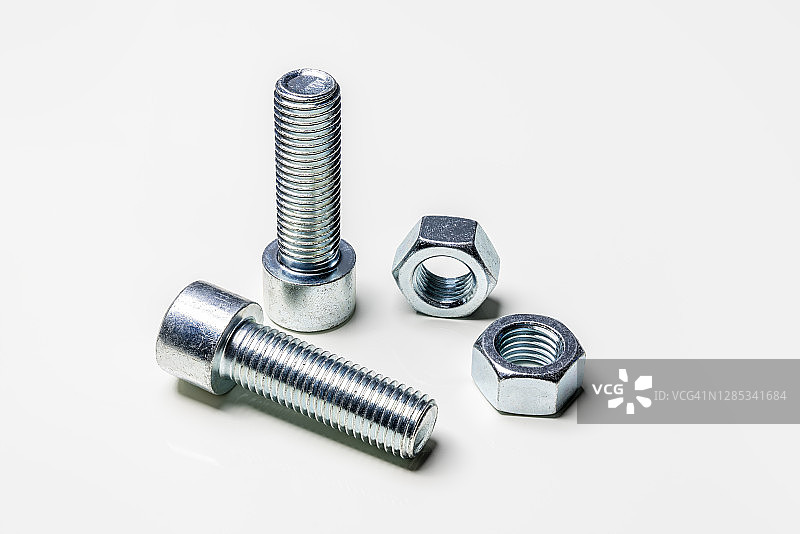 白色背景上的两个螺栓和两个螺母图片素材