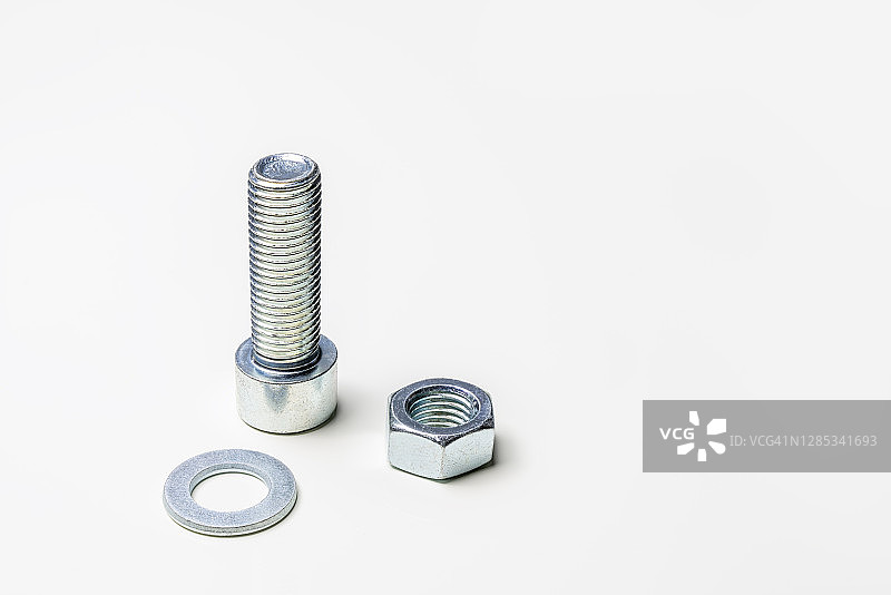 白色背景上的螺栓、螺母和垫圈图片素材