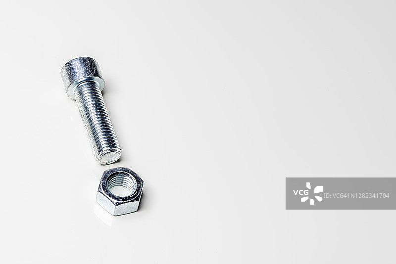 白色背景上的螺栓和螺母图片素材