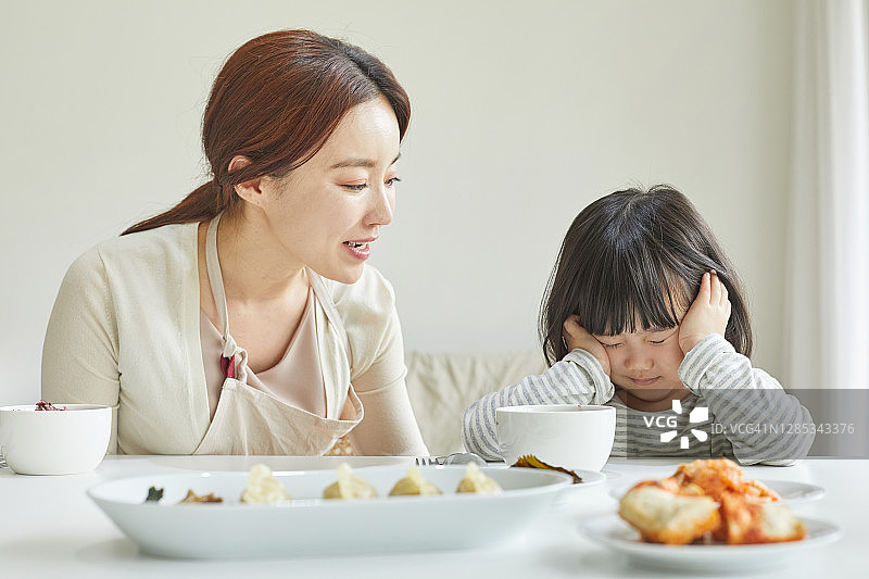 挑食的小孩图片素材