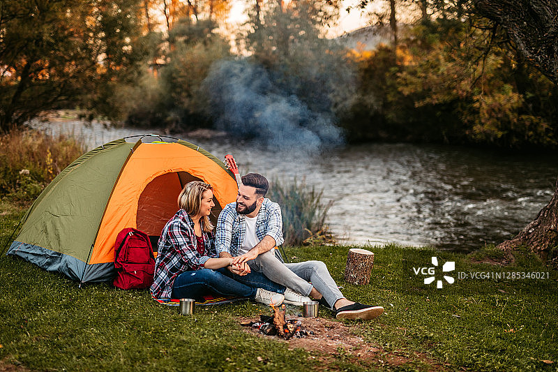 情侣河边露营图片素材