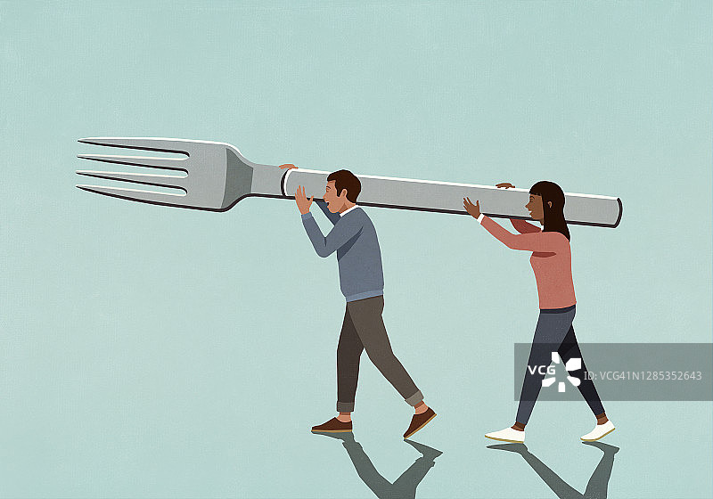 情侣抬着一个大叉子图片素材