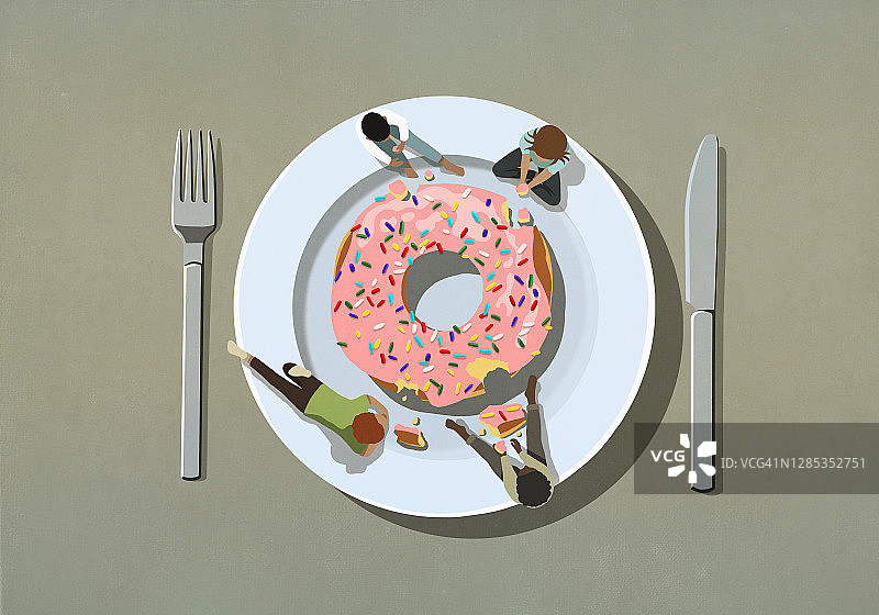 享用大号甜甜圈的人们图片素材