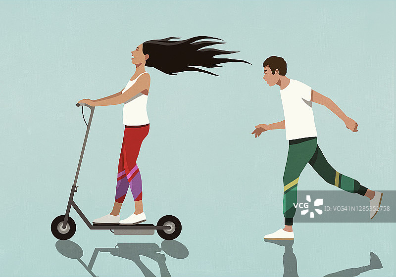 男友在电动滑板车后追赶着无忧无虑的女友图片素材