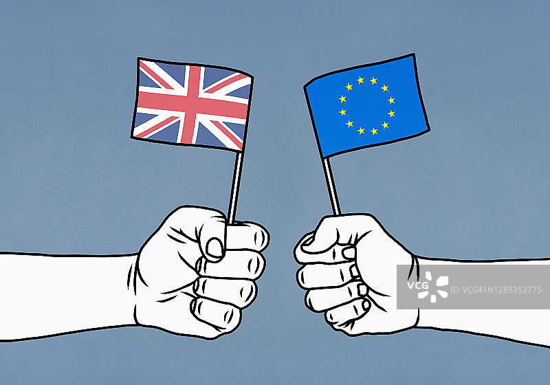 手持英国国旗和欧盟旗帜图片素材