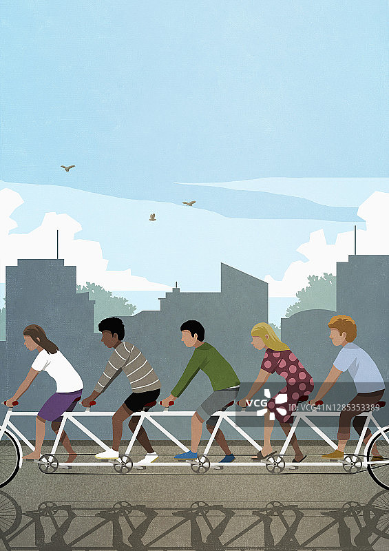 朋友们在城市里骑双人自行车图片素材